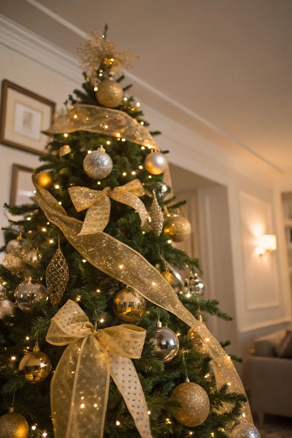 Gold ribbons bring Hollywood glamour and luxury to the Christmas tree.