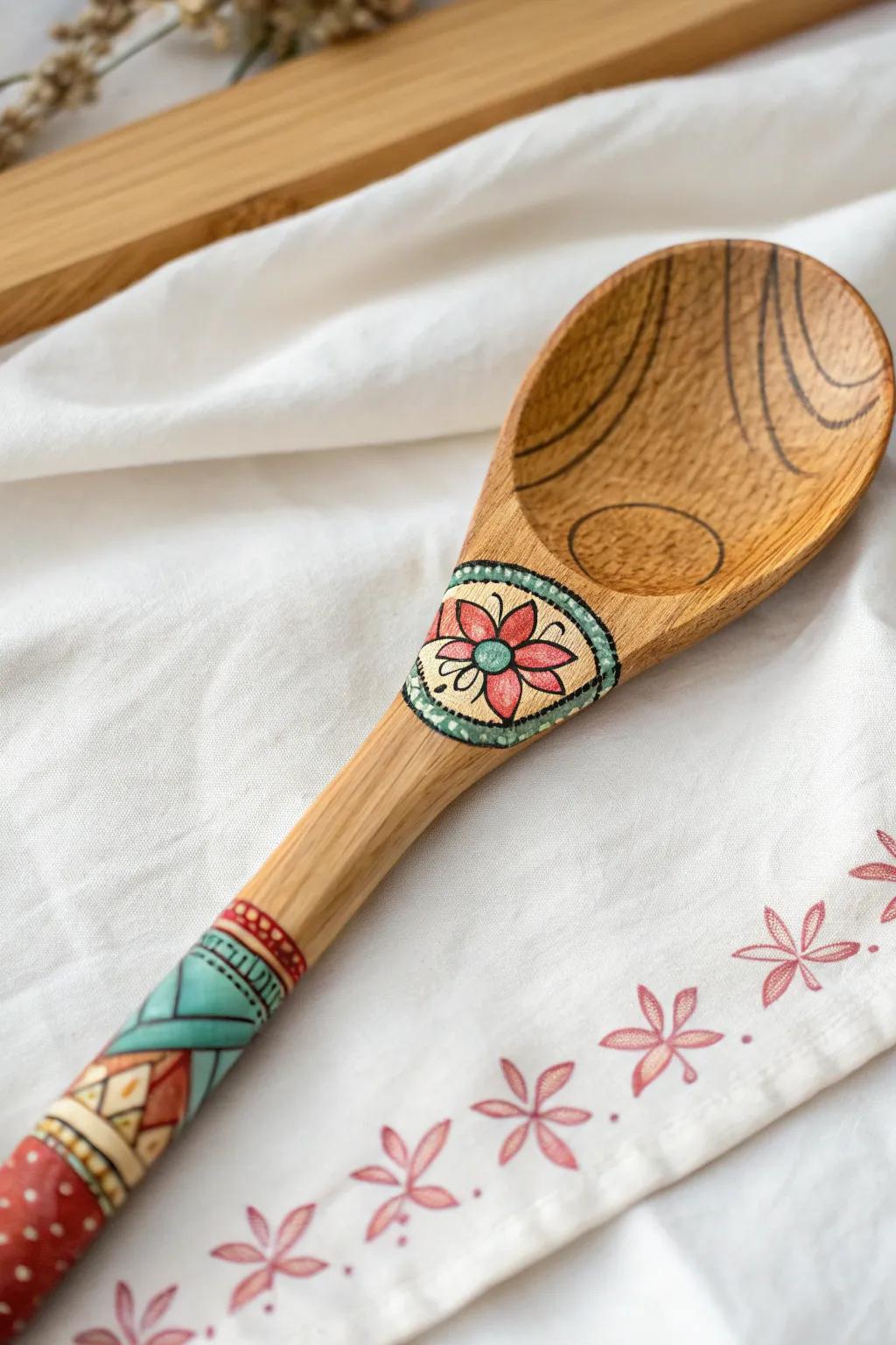 Transform everyday utensils into art with these charming decorated wooden spoons. #CraftInStyle #ScandiBoho