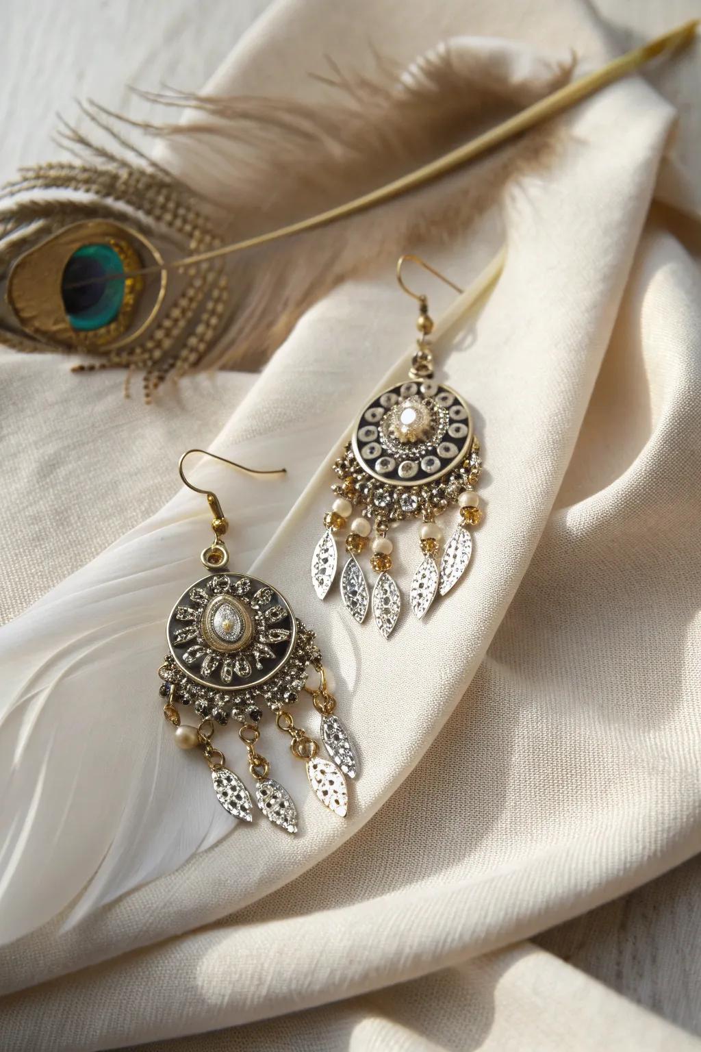 Elevate your fallen angel costume with vintage charm. ✨