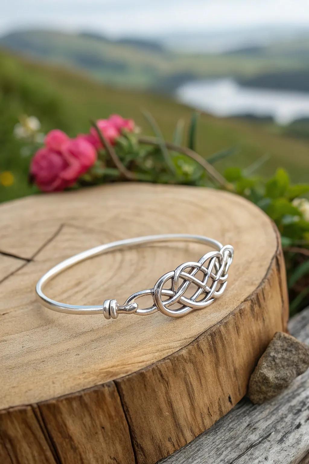 Celebrate Irish heritage with a touch of elegance: Celtic Knot Bracelet