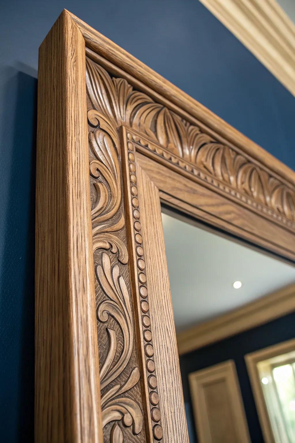 Transform plywood with elegant molding: a touch of sophistication and craftsmanship.