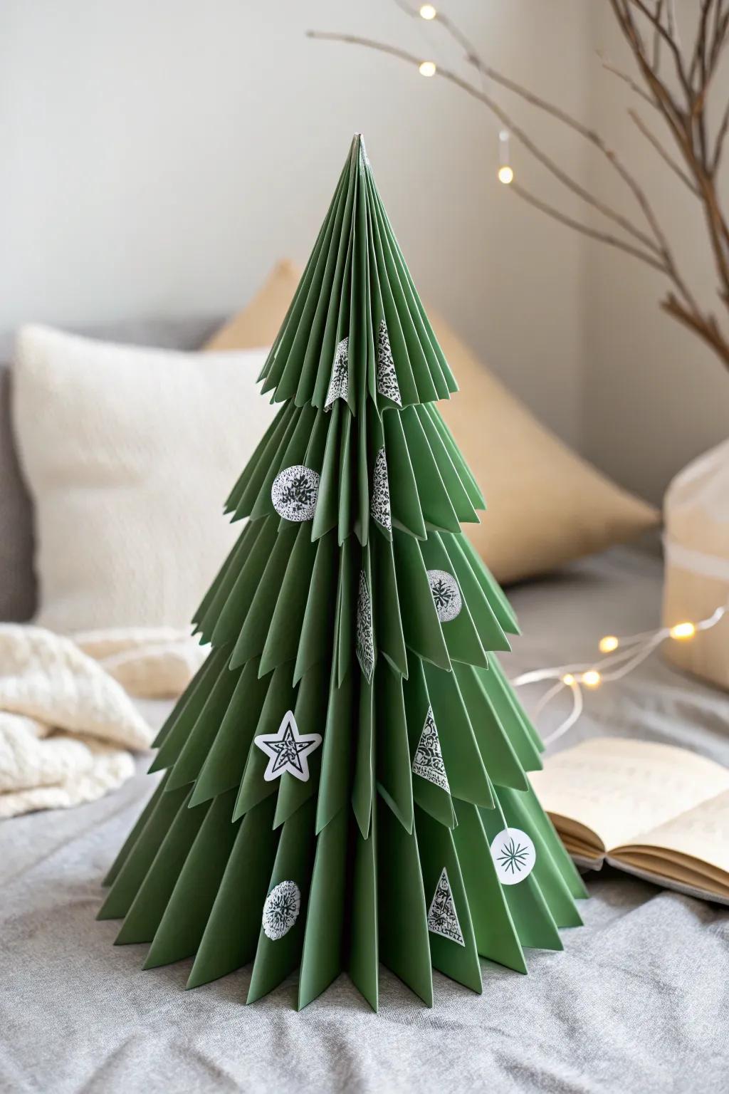 Embrace simplicity with this charming accordion Christmas tree craft – perfect for little hands and festive creativity!