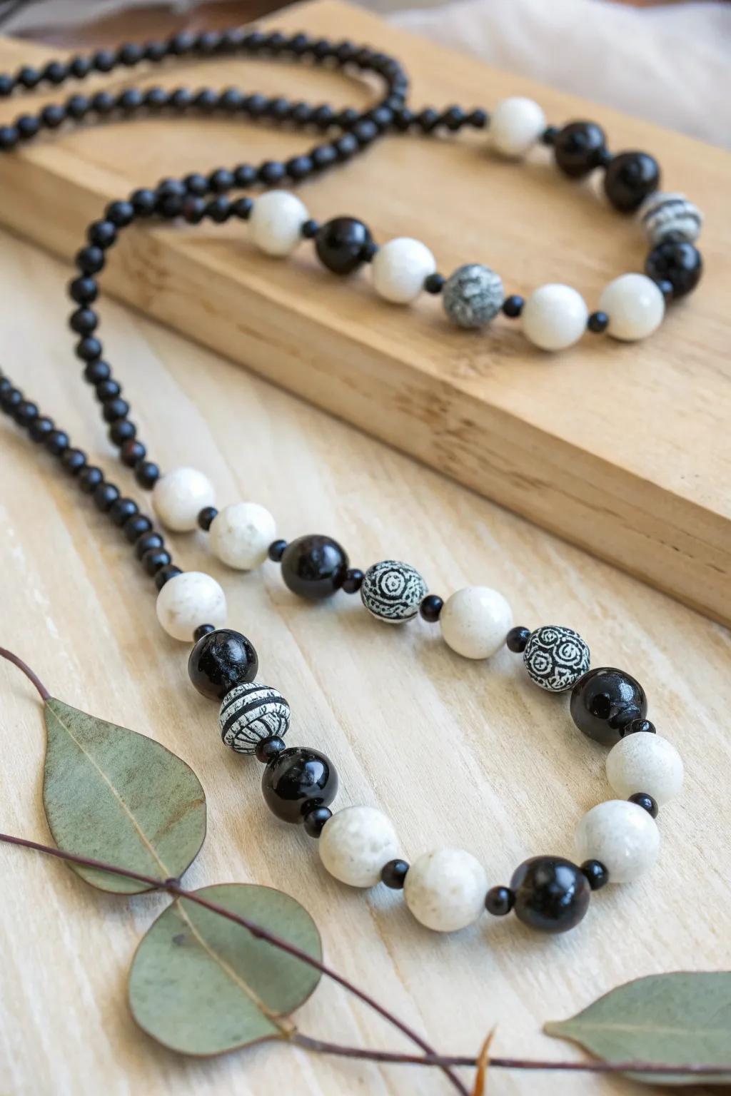 Timeless elegance in black and white: a minimalist bead necklace that complements every style.