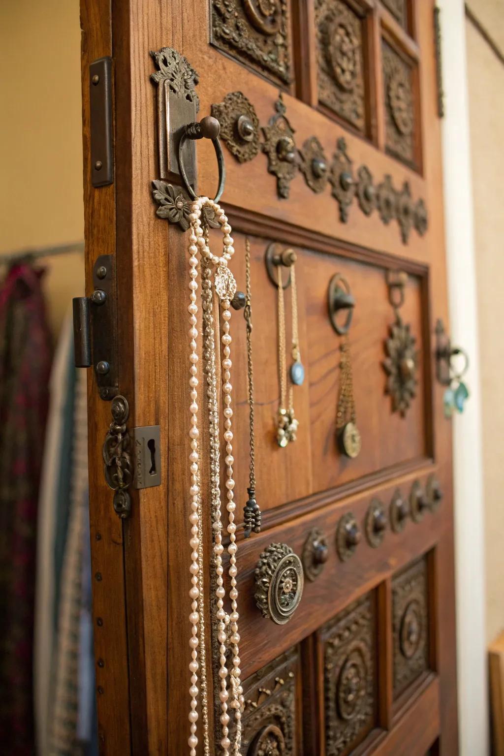 Transform history into elegance with this vintage door jewelry holder. A perfect blend of craftsmanship and style.