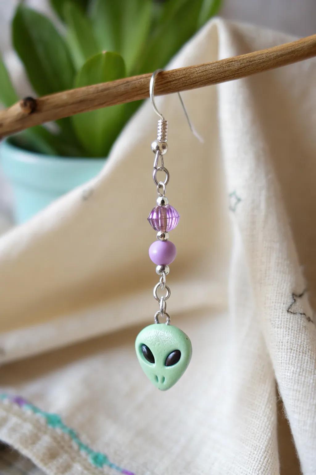 Embrace the cosmos with this charming alien-inspired earring—where minimalism meets a touch of whimsy.