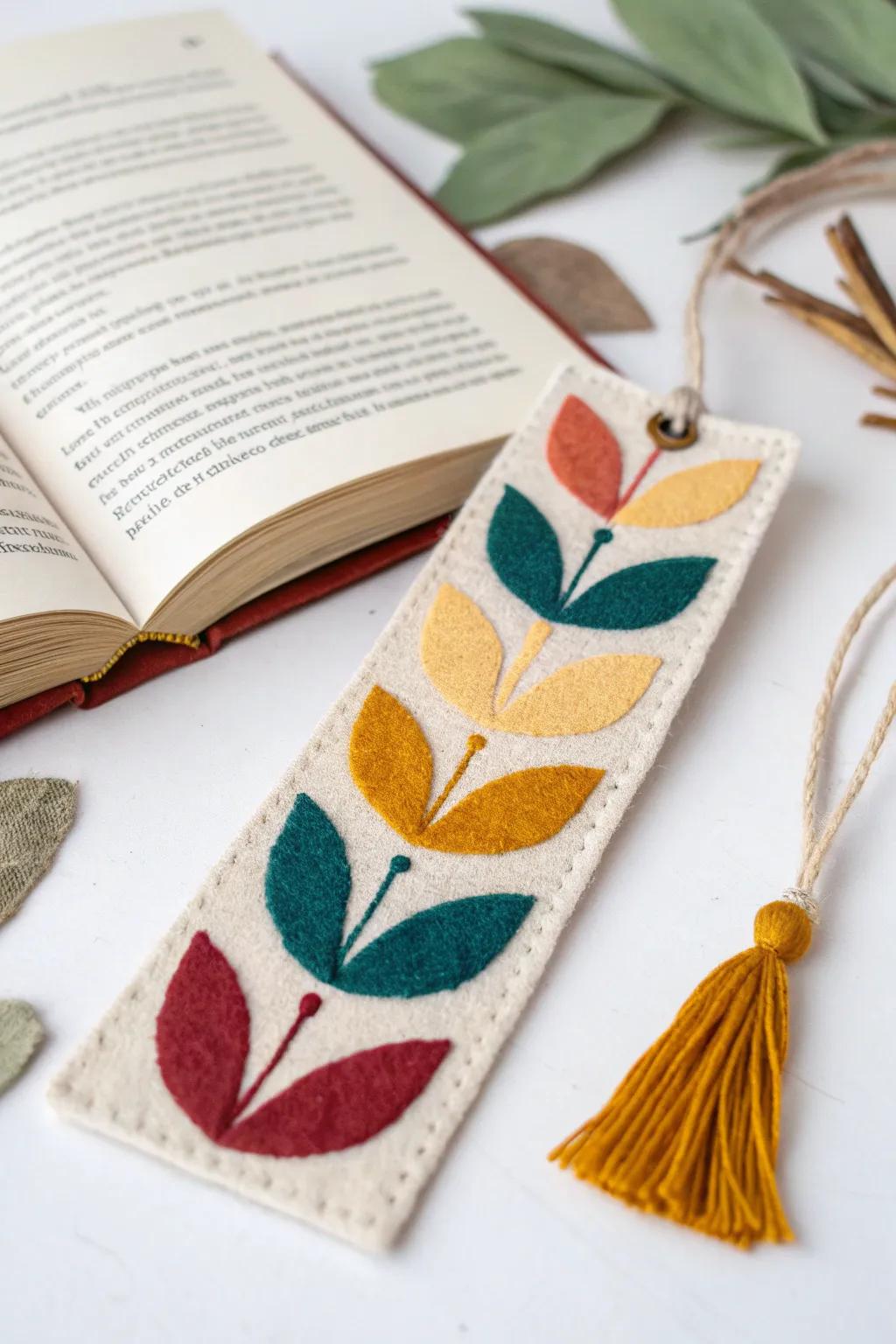 Embrace the art of reading with a touch of handmade elegance. This felt bookmark combines Scandinavian minimalism with bohemian charm, turning every page into a stylish experience.