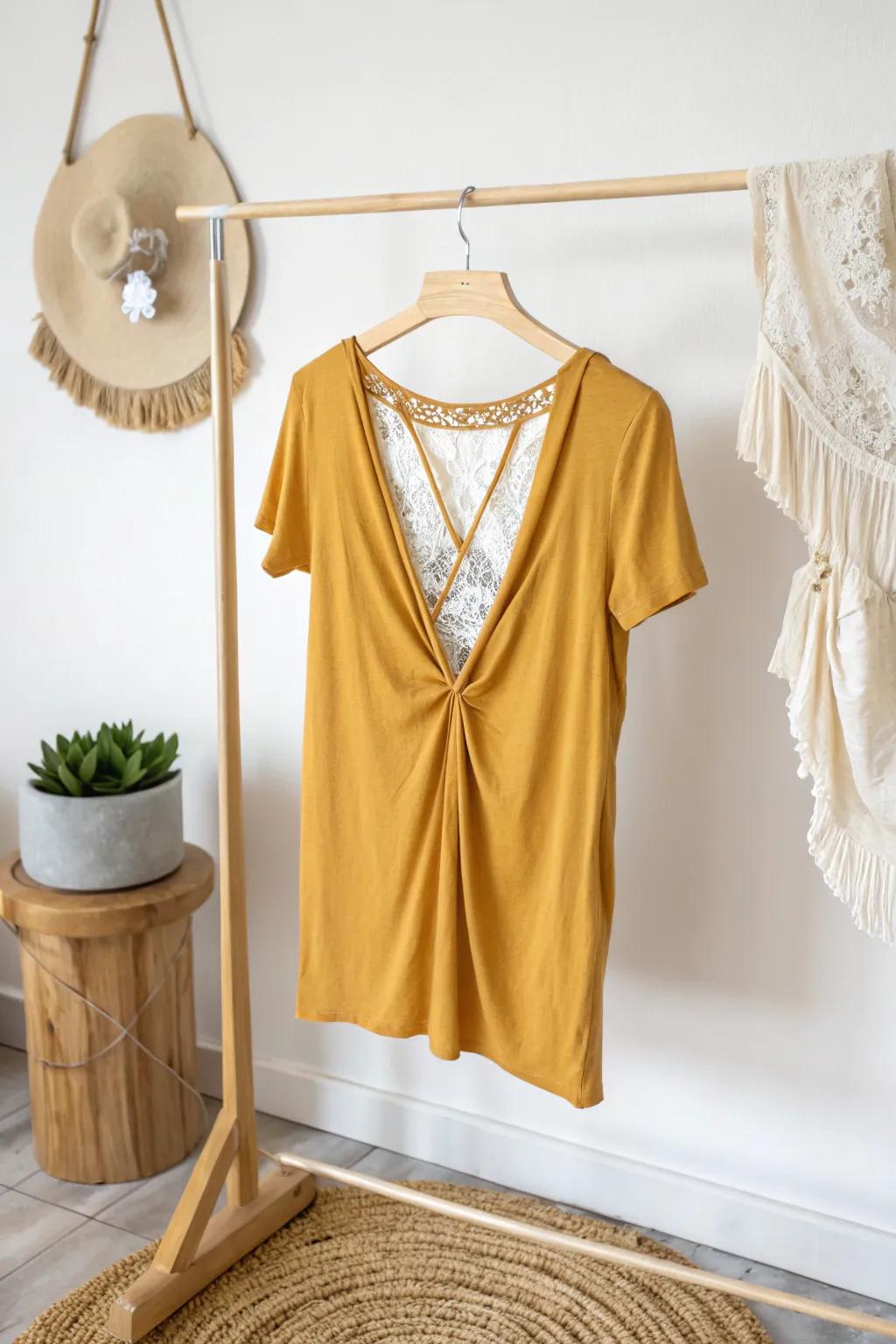 Transform your T-shirt into a chic summer statement with an open back design!