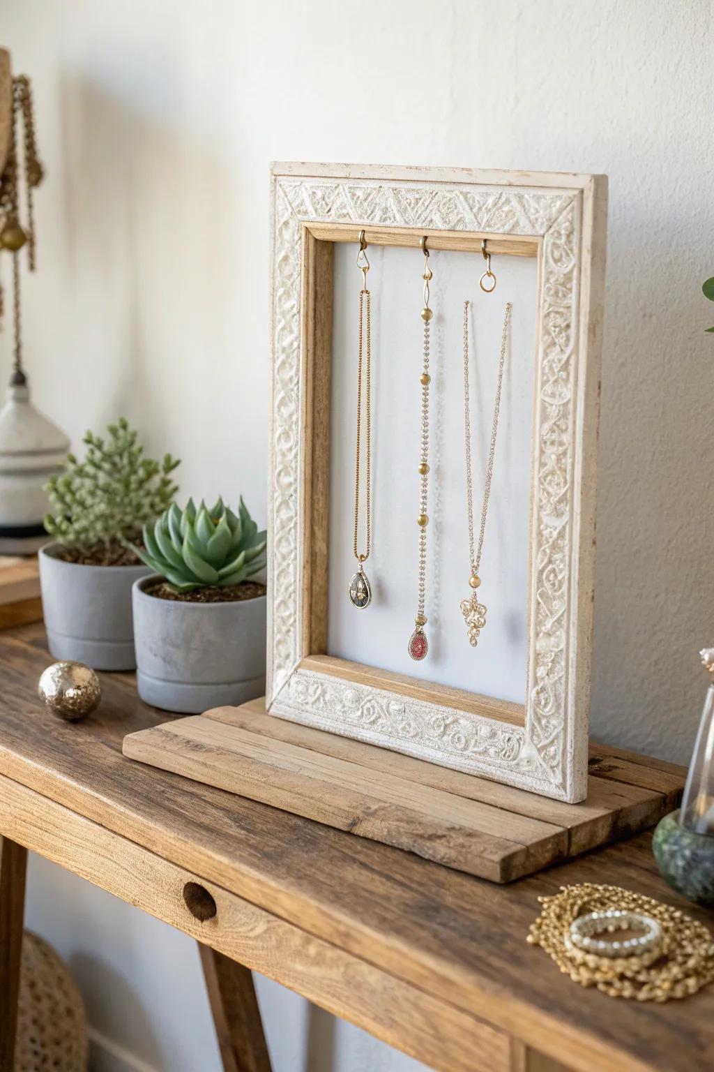 Transform your space with a touch of creativity: a chic necklace holder from an old frame.