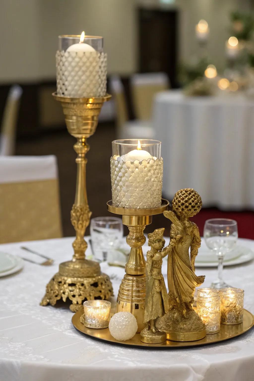 A glamorous Parisian centerpiece with gold accents.