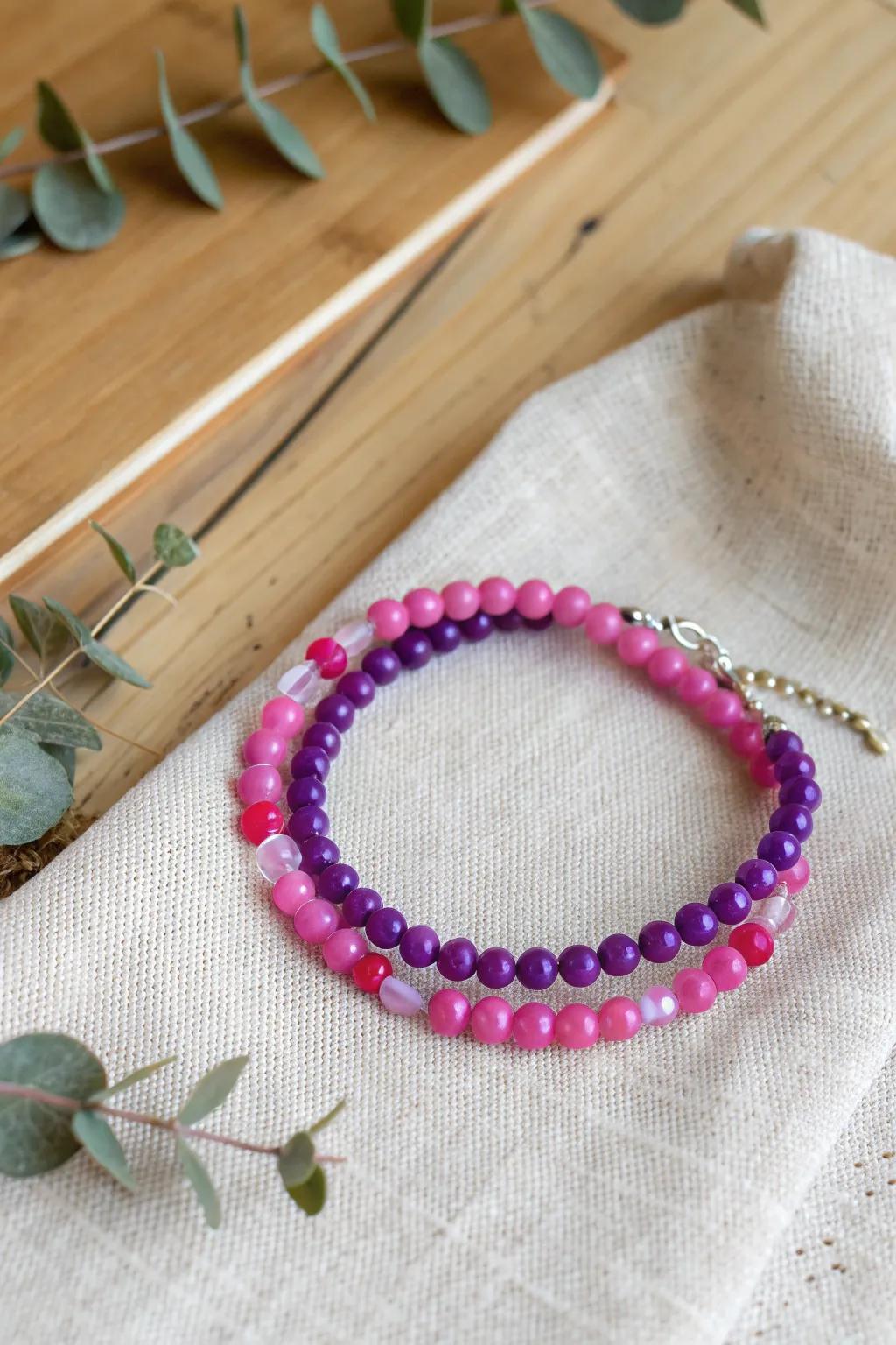 Add a playful pop of color with this lightweight acrylic bead bracelet, perfect for a touch of minimalist elegance.