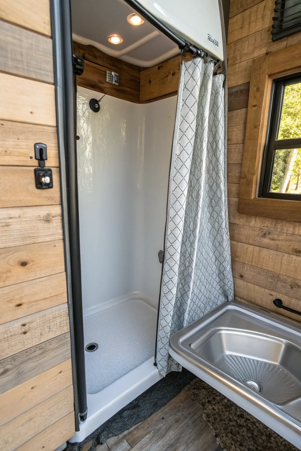 15+ Clever Enclosed Trailer Shower Ideas